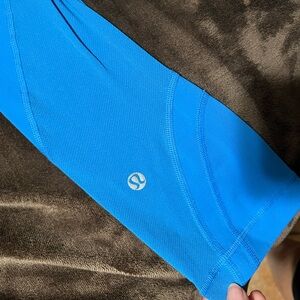 A very pretty blue Lululemon leggings.